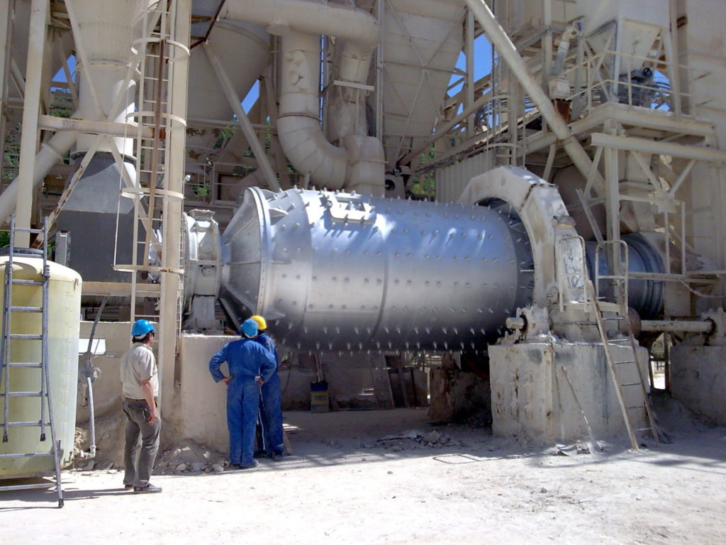 engenierie-des-tubes-tournants_remise-en-état-et-modification-du-broyeur-horizontal_broyeur-monté-sur-site-avant-essais